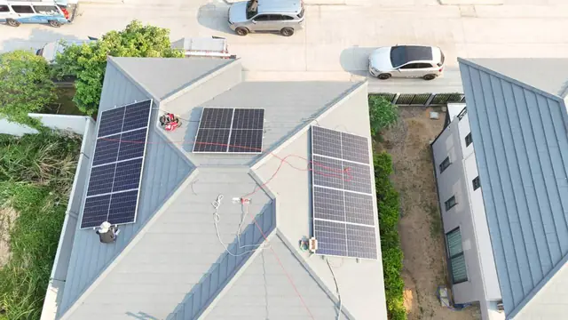 โซลาร์เซลล์บ้านหลังคาเมทัลชีทสีเทา — SolarCare PRO
