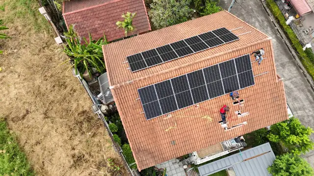 แผงโซลาร์บนหลังคาบ้านสีส้ม — SolarCare PRO