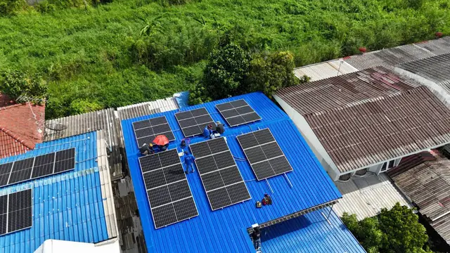 ติดตั้งโซลาร์เซลล์หลังคาสีน้ำเงิน — SolarCare PRO