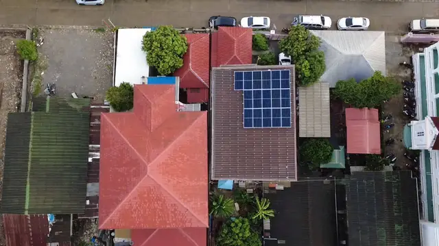 ภาพมุมสูงโซลาร์รูฟบ้านจัดสรร — SolarCare PRO