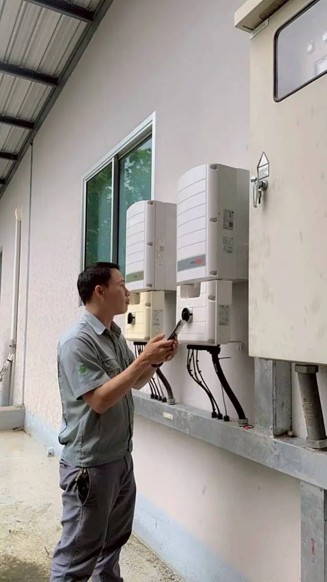 ช่างตรวจสอบระบบอินเวอร์เตอร์ — SolarCare PRO
